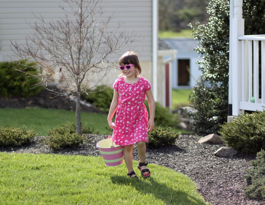 IMAGE: http://i989.photobucket.com/albums/af17/mpix345/egghunt1.jpg