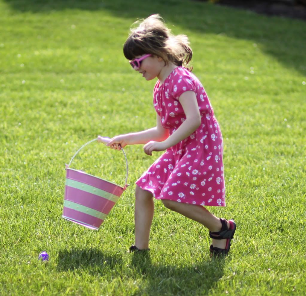 IMAGE: http://i989.photobucket.com/albums/af17/mpix345/egghunt2.jpg