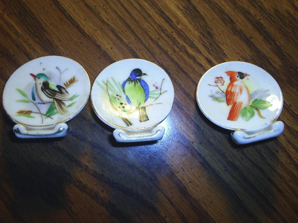 Set of 3 small bird plates with stand attached